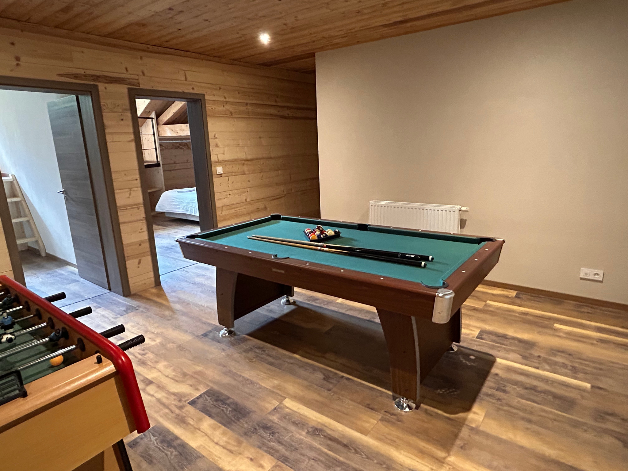Salle de jeux avec billard